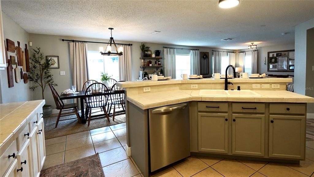 Activo con contrato: $575,000 (3 camas, 2 baños, 2582 Pies cuadrados)