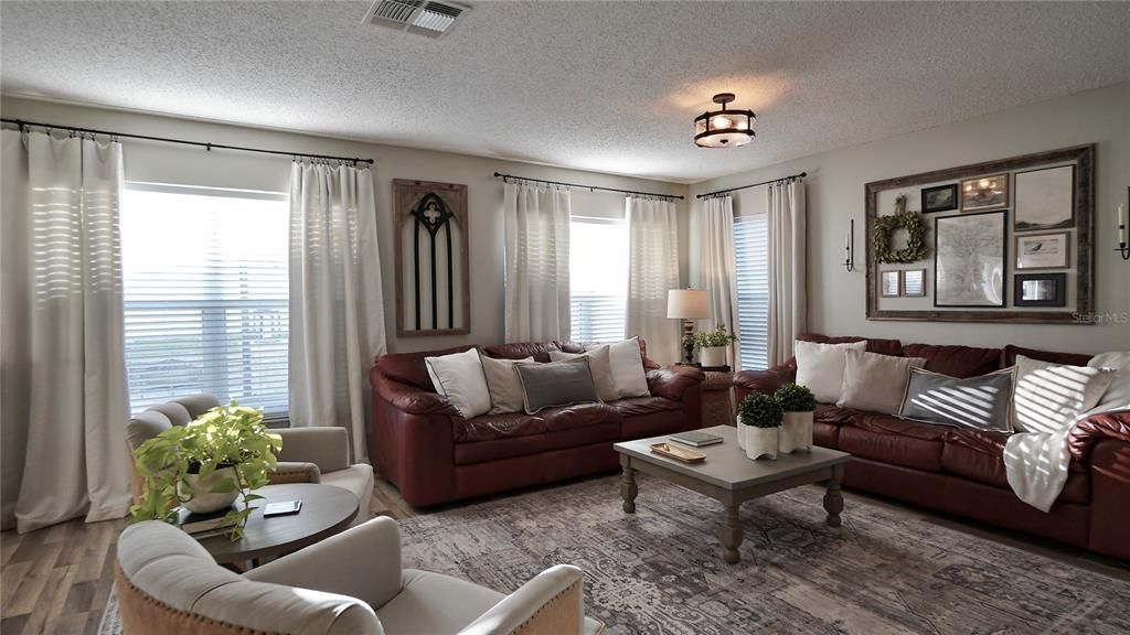 Activo con contrato: $575,000 (3 camas, 2 baños, 2582 Pies cuadrados)