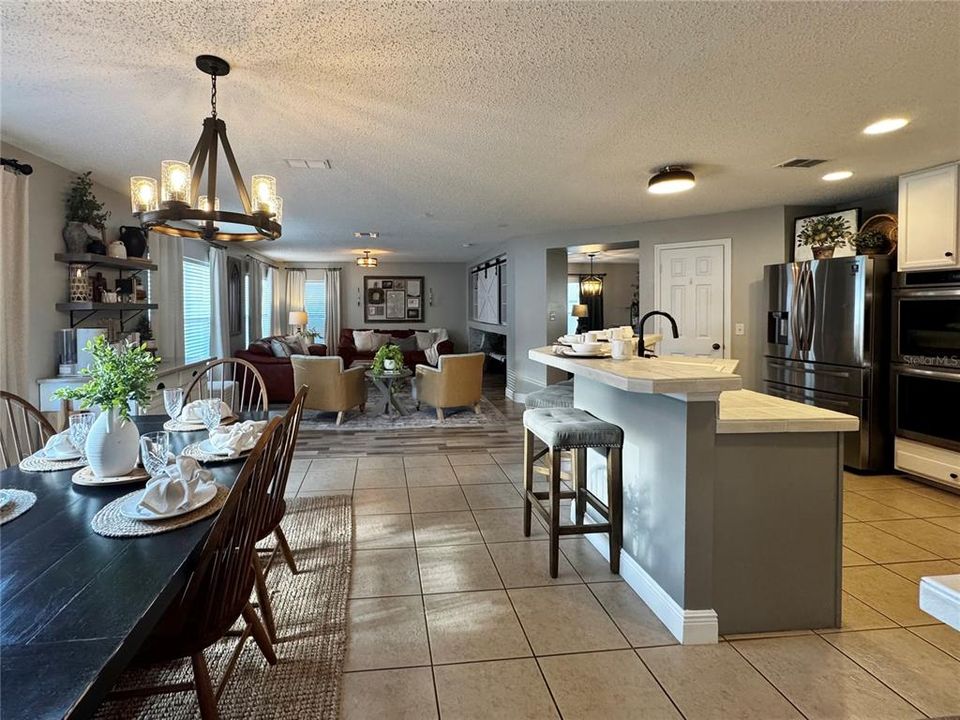 Activo con contrato: $575,000 (3 camas, 2 baños, 2582 Pies cuadrados)