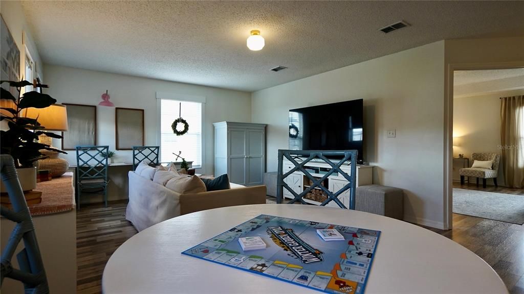 Activo con contrato: $575,000 (3 camas, 2 baños, 2582 Pies cuadrados)