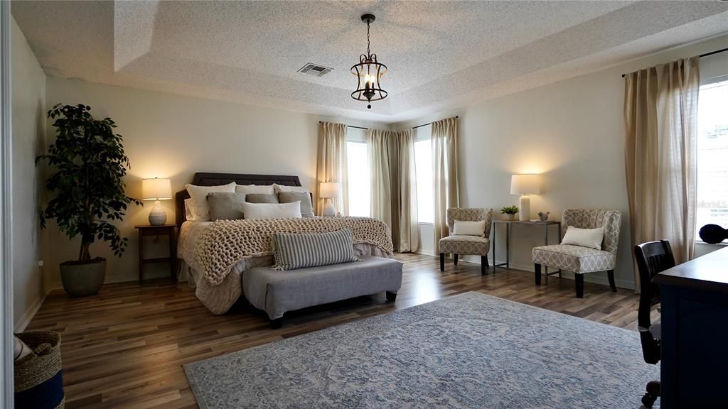 Activo con contrato: $575,000 (3 camas, 2 baños, 2582 Pies cuadrados)