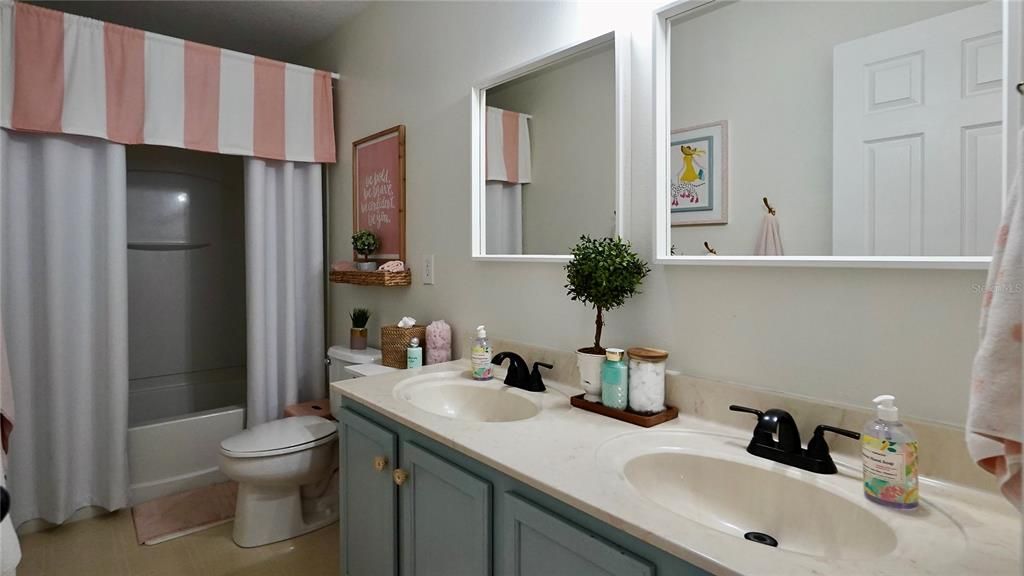 Activo con contrato: $575,000 (3 camas, 2 baños, 2582 Pies cuadrados)