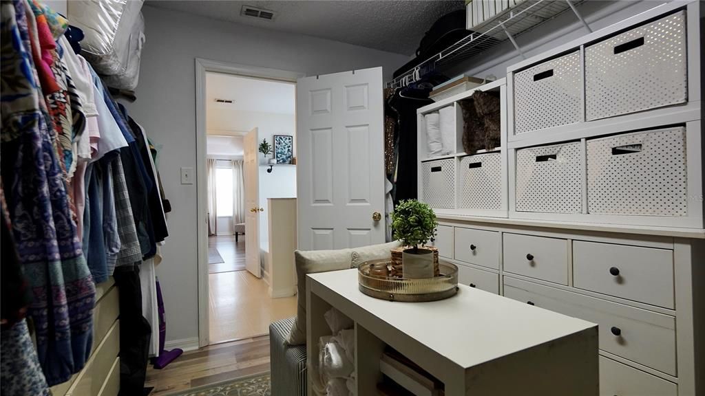 Activo con contrato: $575,000 (3 camas, 2 baños, 2582 Pies cuadrados)