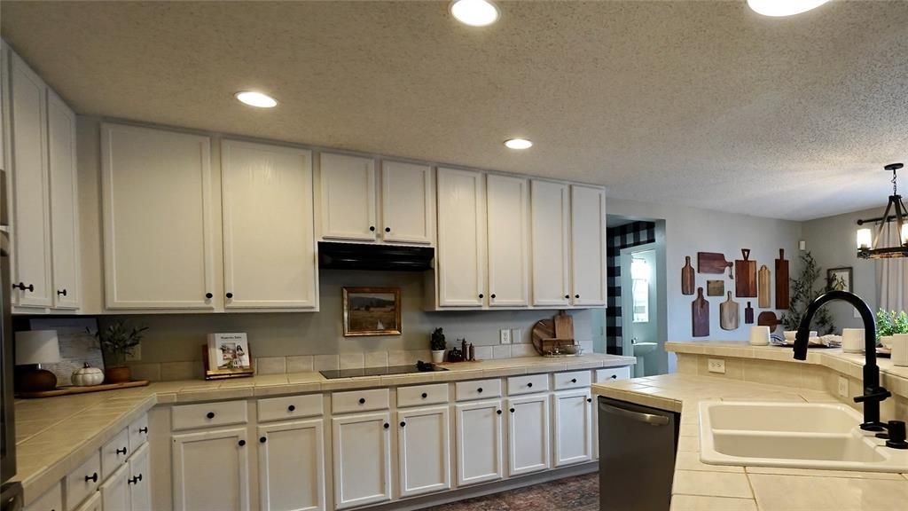 Activo con contrato: $575,000 (3 camas, 2 baños, 2582 Pies cuadrados)