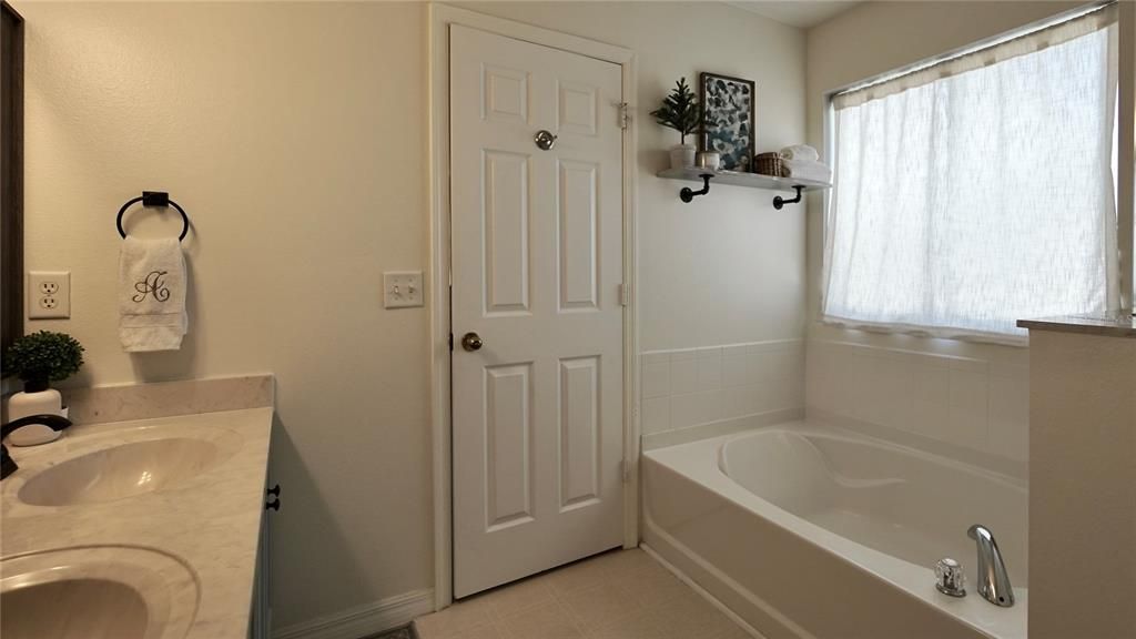 Activo con contrato: $575,000 (3 camas, 2 baños, 2582 Pies cuadrados)