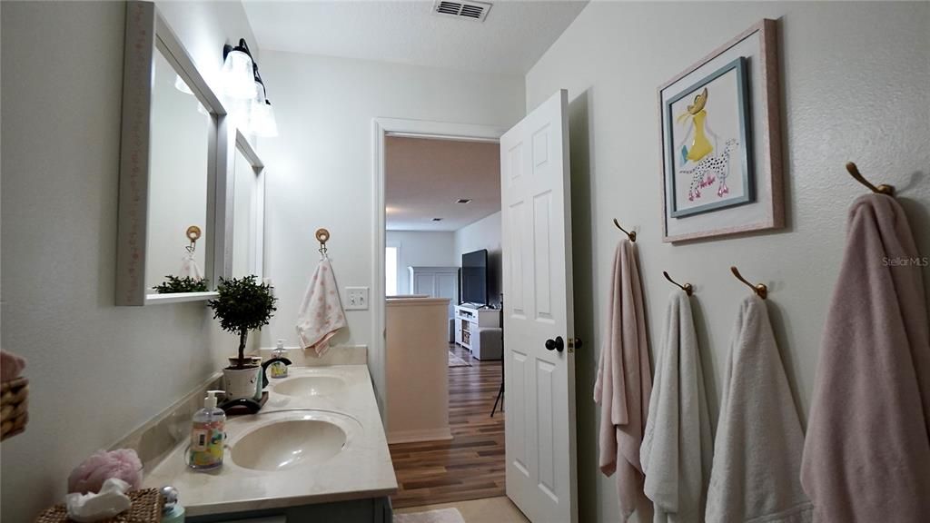 Activo con contrato: $575,000 (3 camas, 2 baños, 2582 Pies cuadrados)