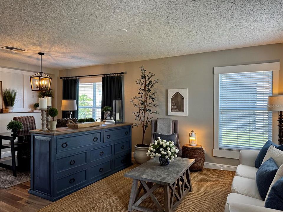 Activo con contrato: $575,000 (3 camas, 2 baños, 2582 Pies cuadrados)