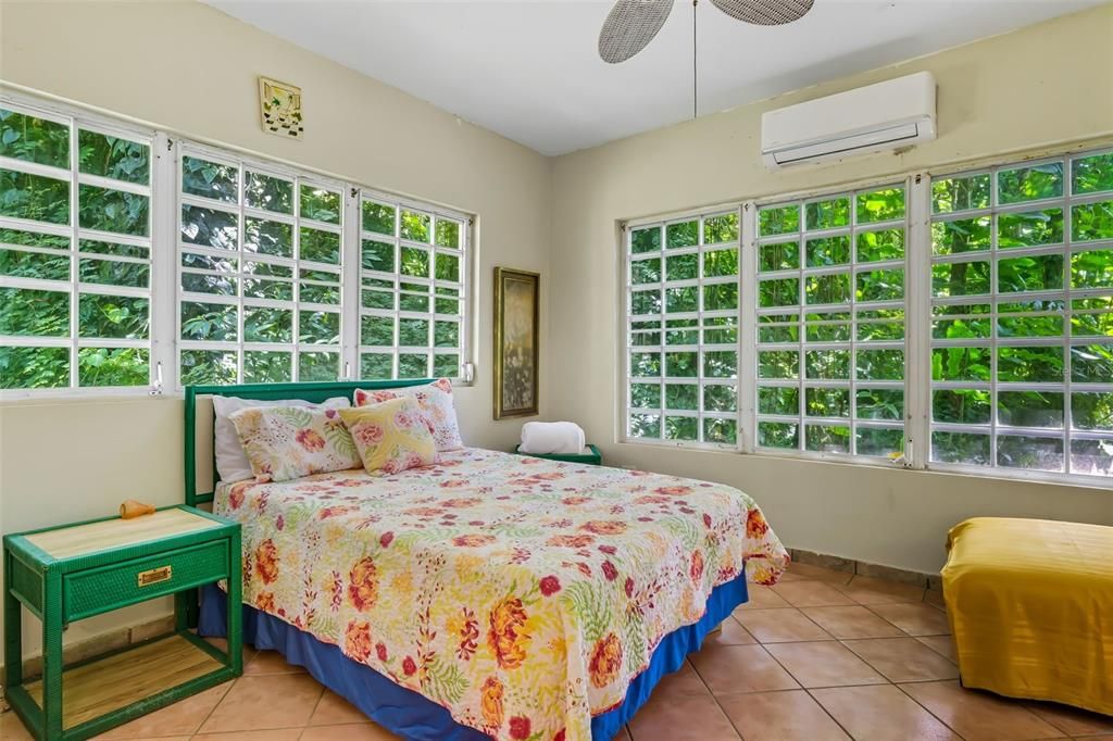 待售: $600,000 (2 贝兹, 1 浴室, 1600 平方英尺)