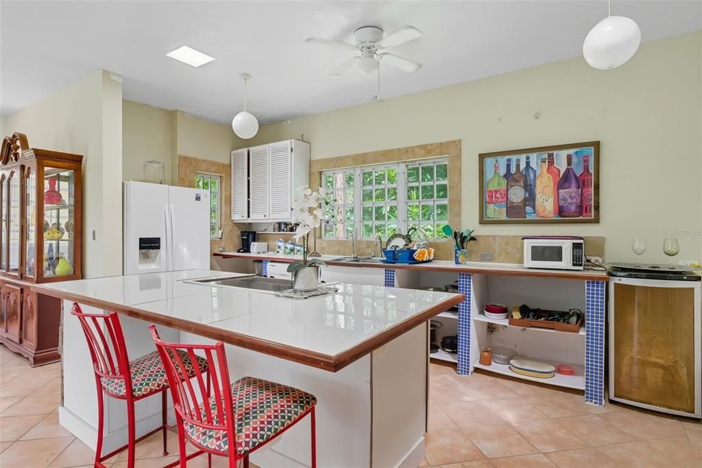 待售: $600,000 (2 贝兹, 1 浴室, 1600 平方英尺)