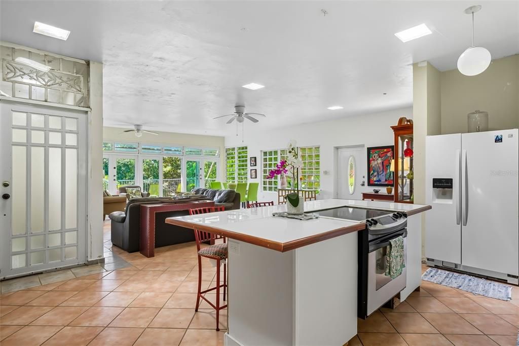 待售: $600,000 (2 贝兹, 1 浴室, 1600 平方英尺)