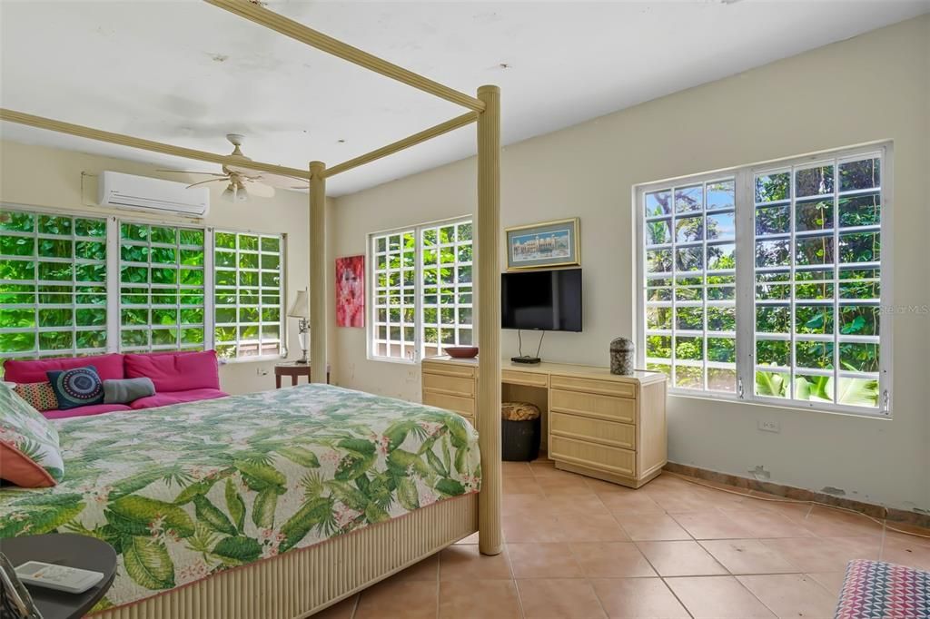 待售: $600,000 (2 贝兹, 1 浴室, 1600 平方英尺)