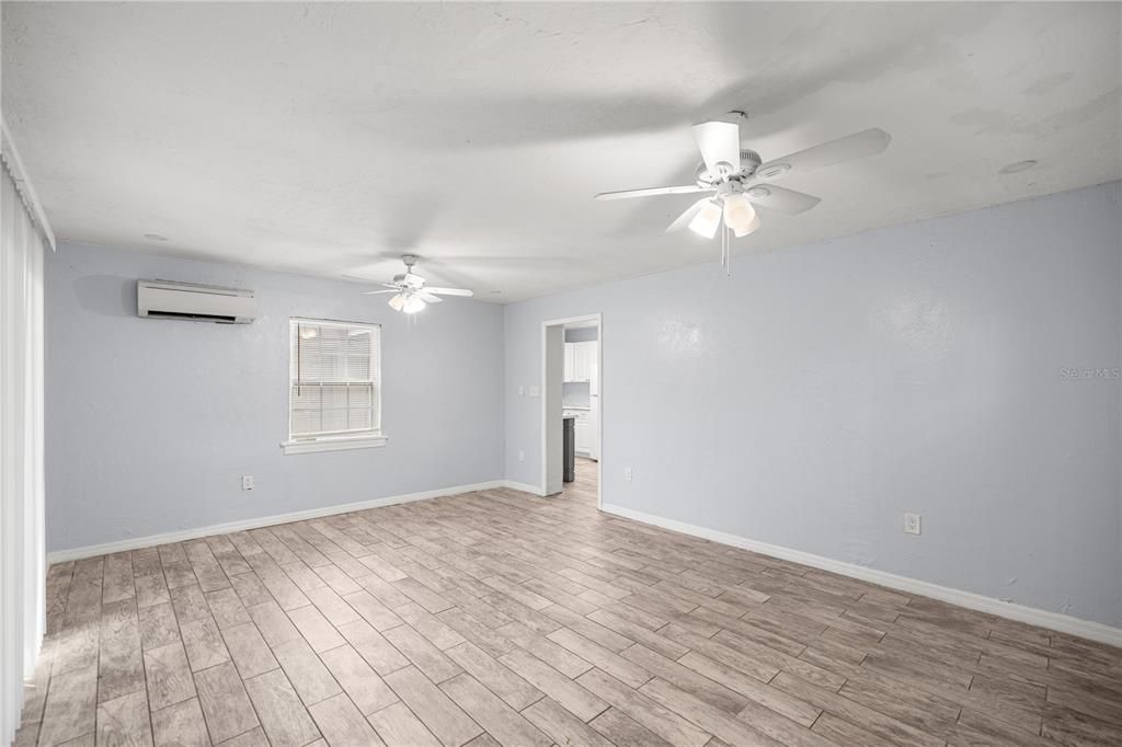 合同活跃: $224,000 (3 贝兹, 2 浴室, 1934 平方英尺)