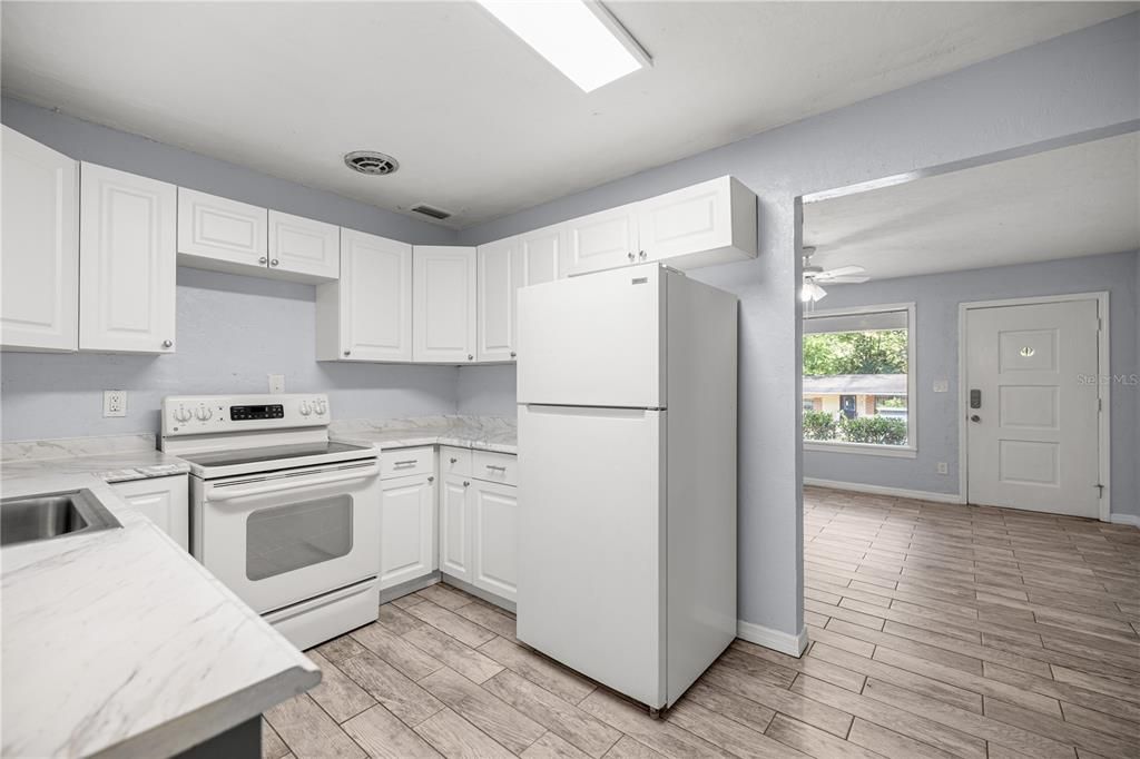 合同活跃: $224,000 (3 贝兹, 2 浴室, 1934 平方英尺)