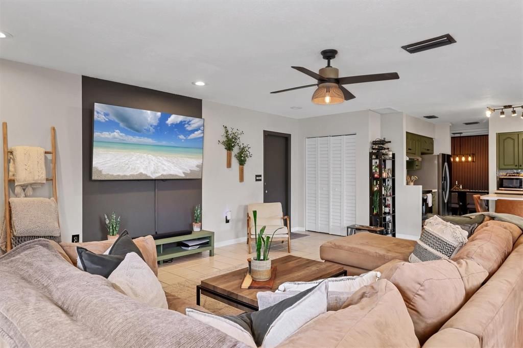 合同活跃: $424,900 (3 贝兹, 2 浴室, 1723 平方英尺)