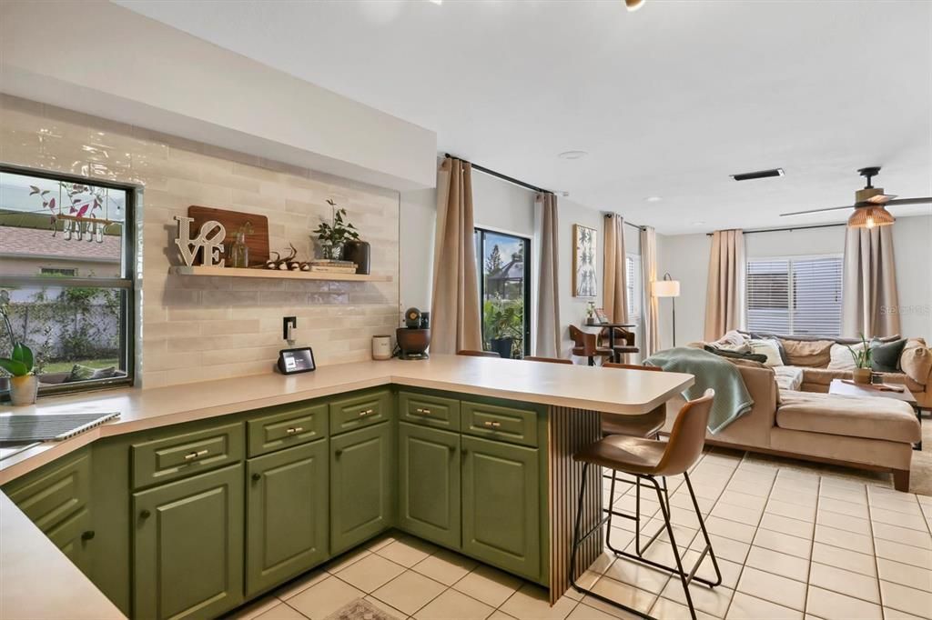 合同活跃: $424,900 (3 贝兹, 2 浴室, 1723 平方英尺)