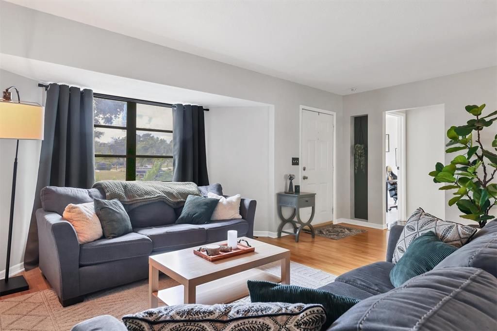 合同活跃: $424,900 (3 贝兹, 2 浴室, 1723 平方英尺)