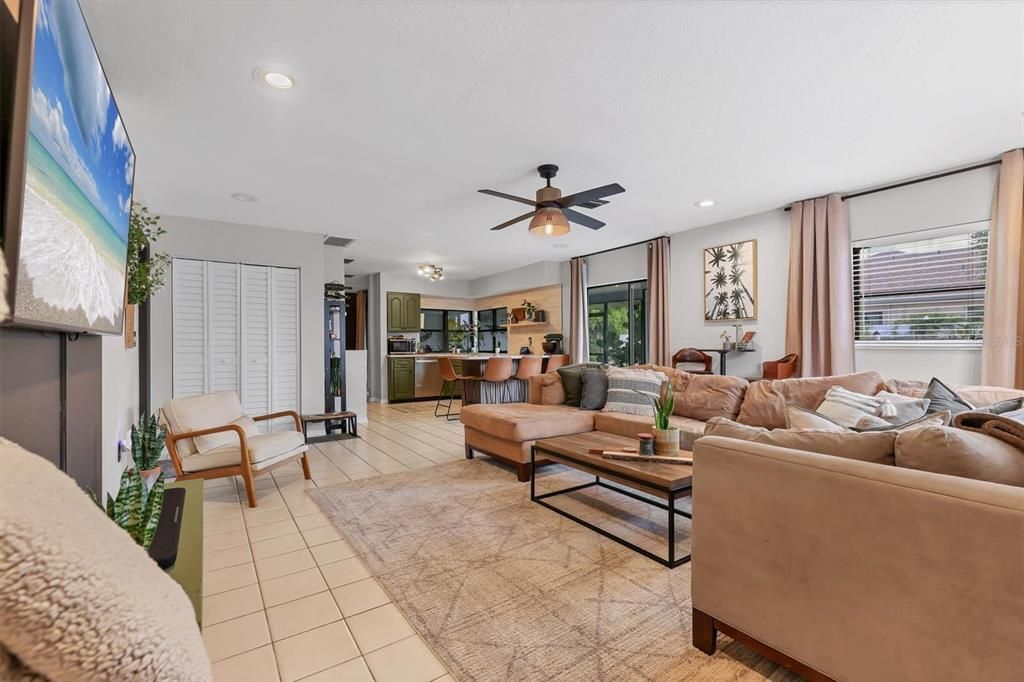 合同活跃: $424,900 (3 贝兹, 2 浴室, 1723 平方英尺)