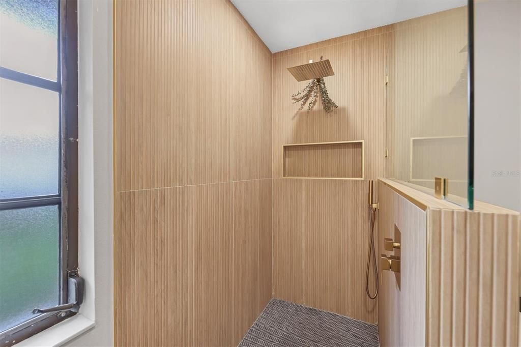 合同活跃: $424,900 (3 贝兹, 2 浴室, 1723 平方英尺)