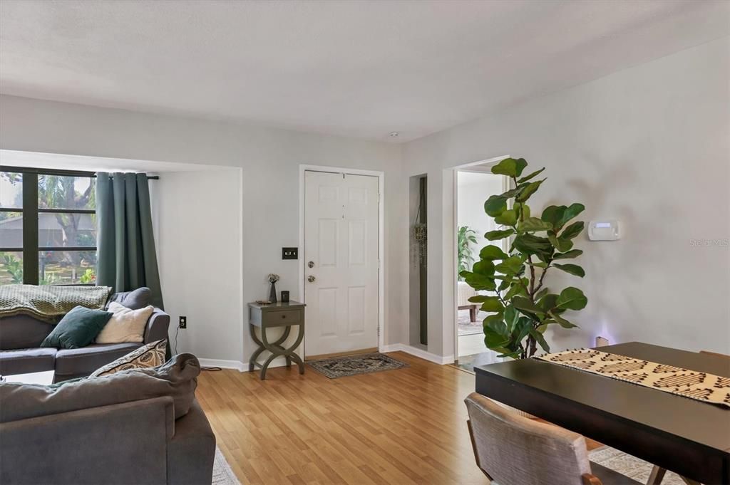 合同活跃: $424,900 (3 贝兹, 2 浴室, 1723 平方英尺)