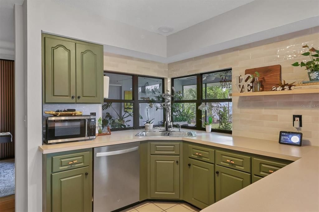 合同活跃: $424,900 (3 贝兹, 2 浴室, 1723 平方英尺)