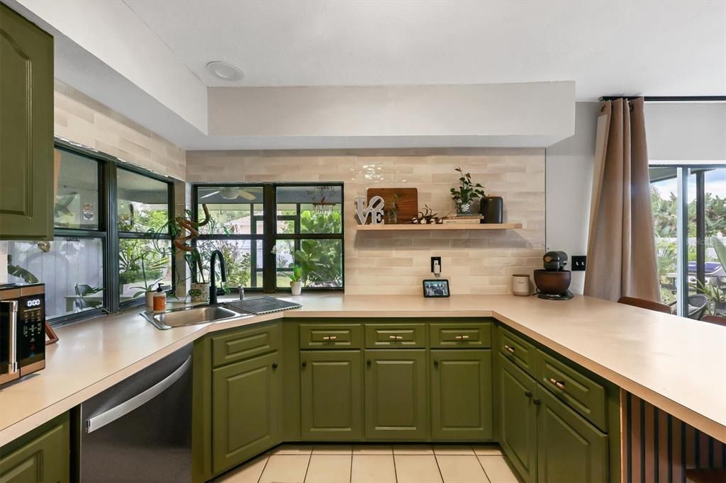 合同活跃: $424,900 (3 贝兹, 2 浴室, 1723 平方英尺)