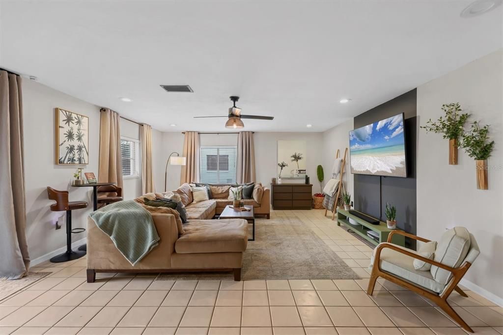 合同活跃: $424,900 (3 贝兹, 2 浴室, 1723 平方英尺)