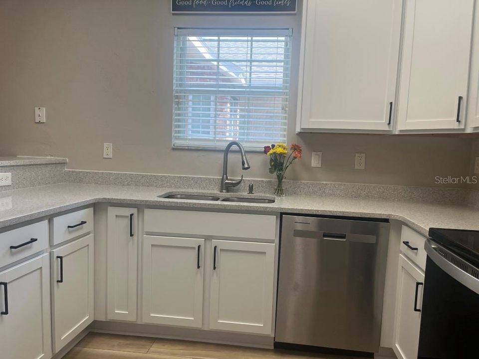 待售: $262,000 (2 贝兹, 2 浴室, 1207 平方英尺)