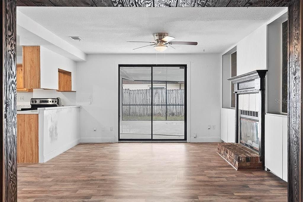 合同活跃: $259,000 (3 贝兹, 2 浴室, 1265 平方英尺)