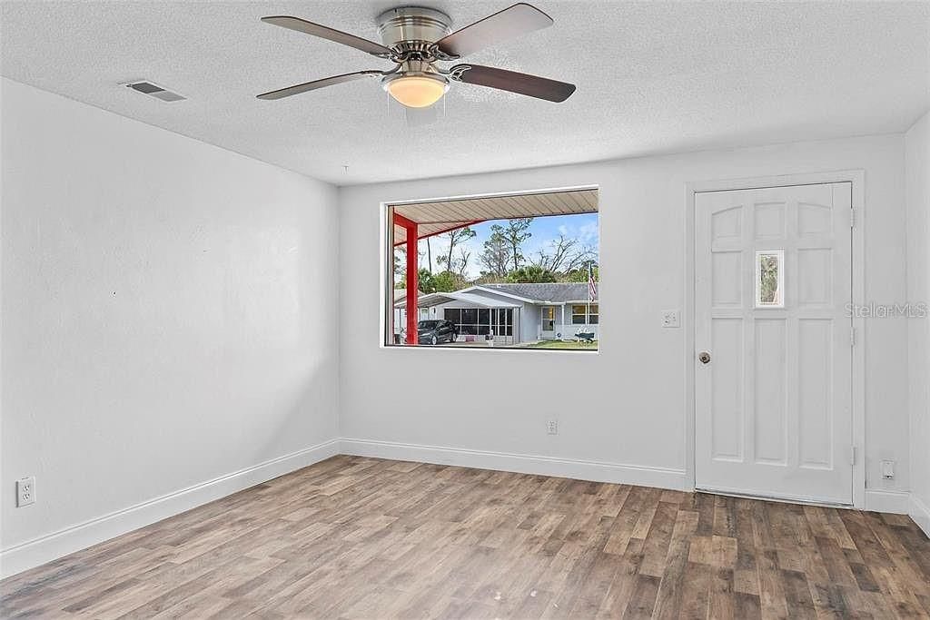 合同活跃: $259,000 (3 贝兹, 2 浴室, 1265 平方英尺)