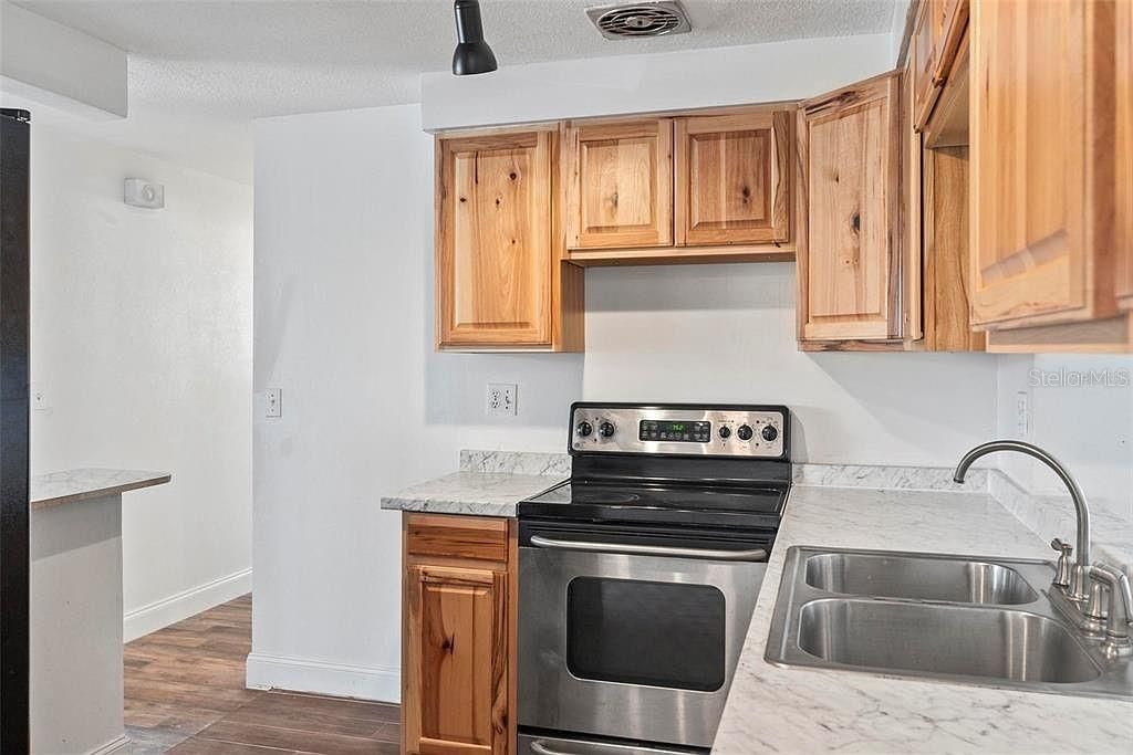 合同活跃: $259,000 (3 贝兹, 2 浴室, 1265 平方英尺)