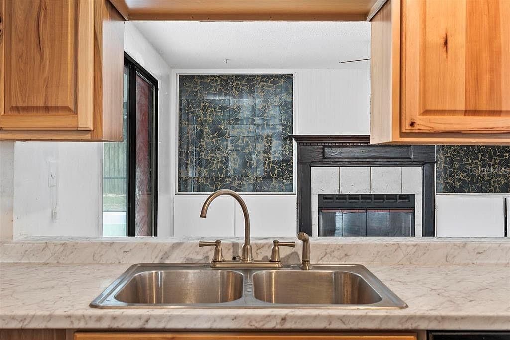 合同活跃: $259,000 (3 贝兹, 2 浴室, 1265 平方英尺)