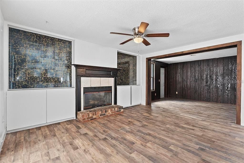 合同活跃: $259,000 (3 贝兹, 2 浴室, 1265 平方英尺)