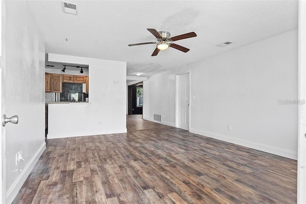 合同活跃: $259,000 (3 贝兹, 2 浴室, 1265 平方英尺)