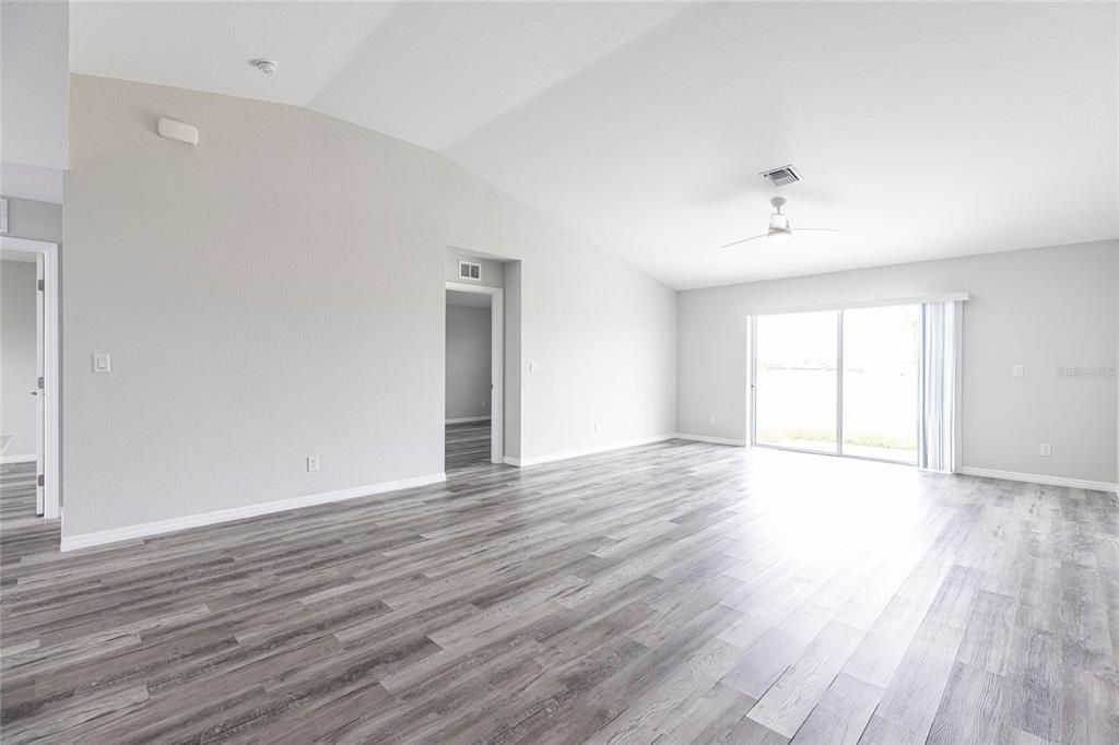 待售: $299,000 (4 贝兹, 2 浴室, 1557 平方英尺)