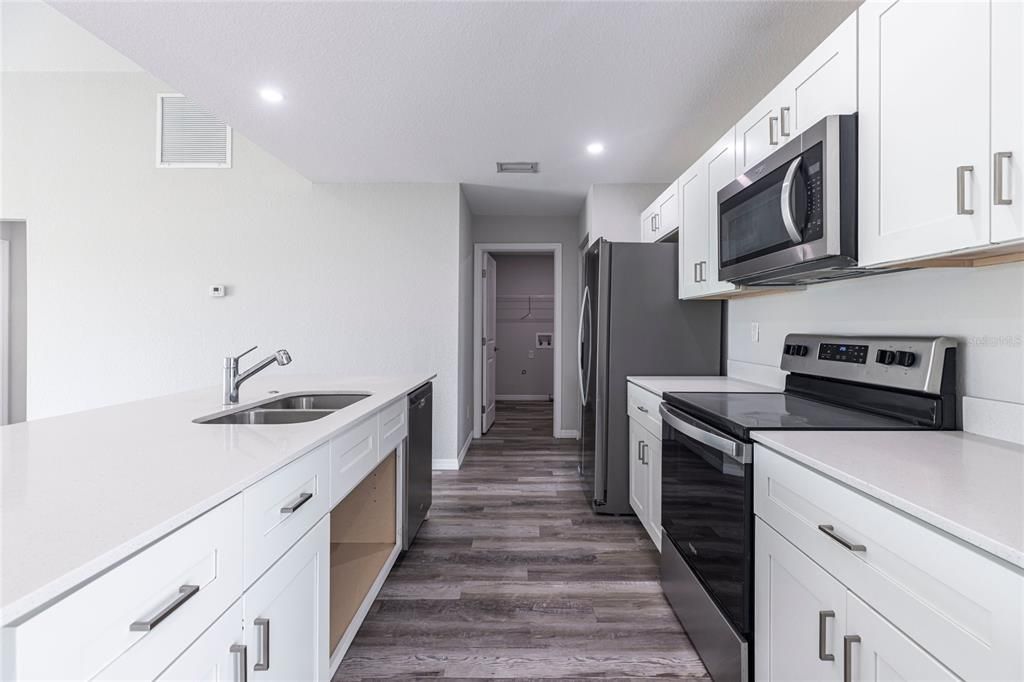 待售: $299,000 (4 贝兹, 2 浴室, 1557 平方英尺)