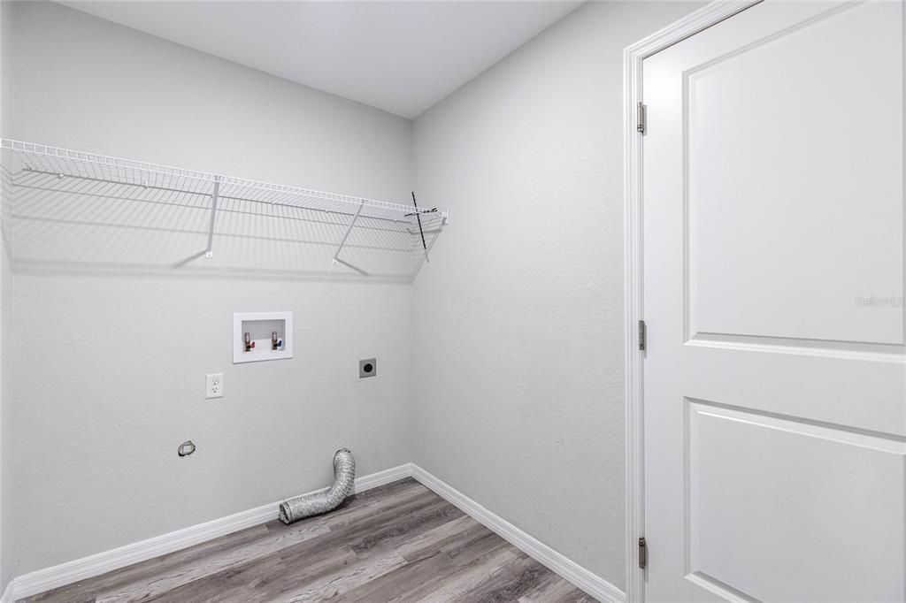 待售: $299,000 (4 贝兹, 2 浴室, 1557 平方英尺)