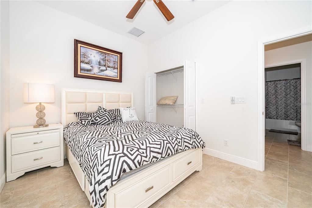 For Sale: $299,900 (2 beds, 2 baths, 1134 Square Feet)