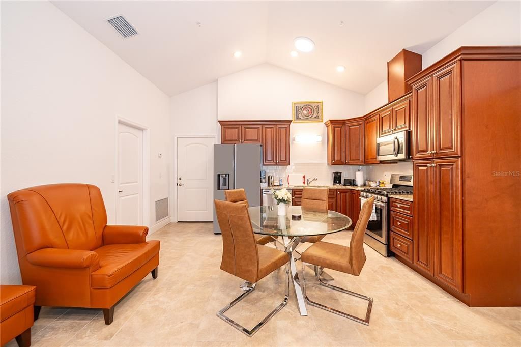 For Sale: $299,900 (2 beds, 2 baths, 1134 Square Feet)