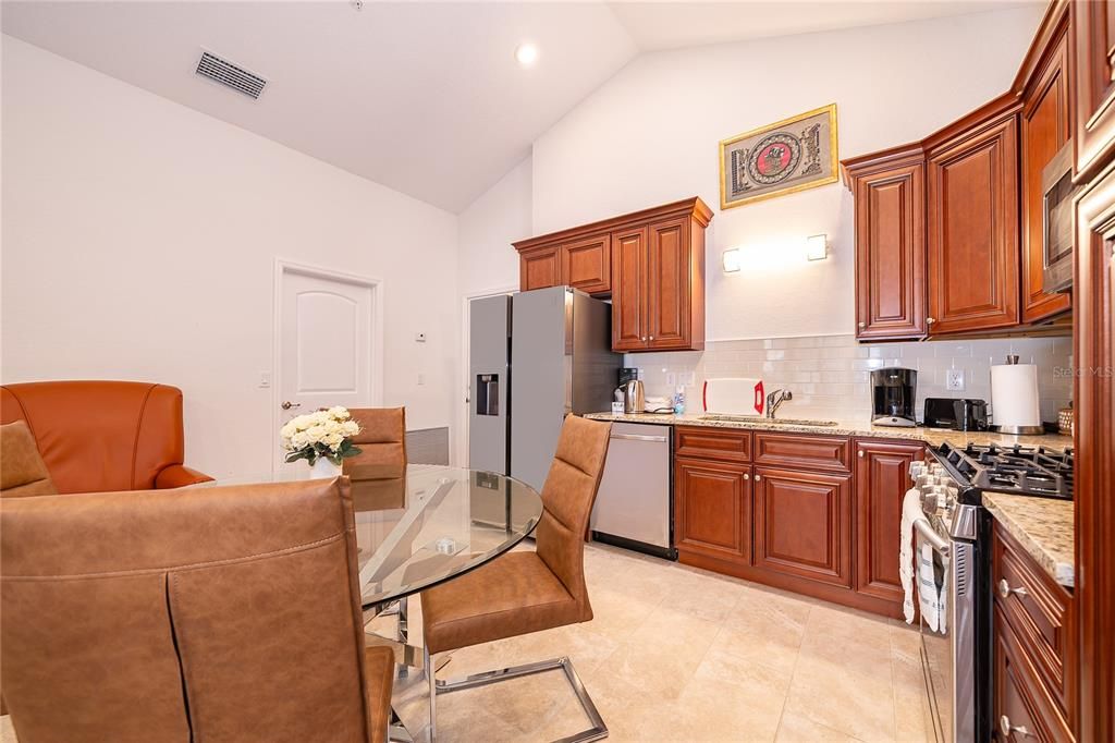 For Sale: $299,900 (2 beds, 2 baths, 1134 Square Feet)