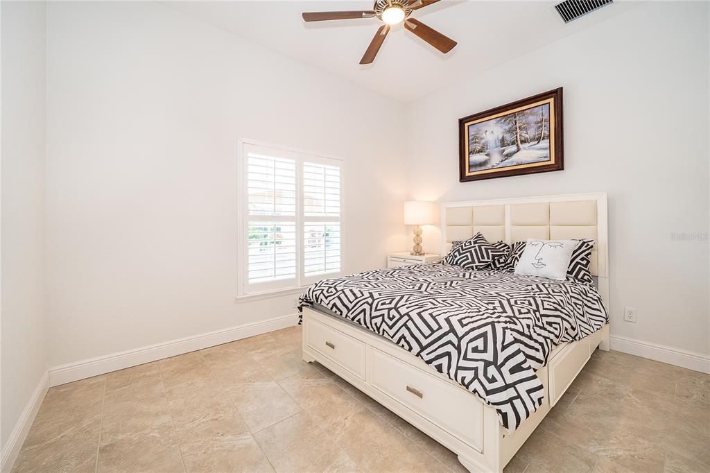 For Sale: $299,900 (2 beds, 2 baths, 1134 Square Feet)