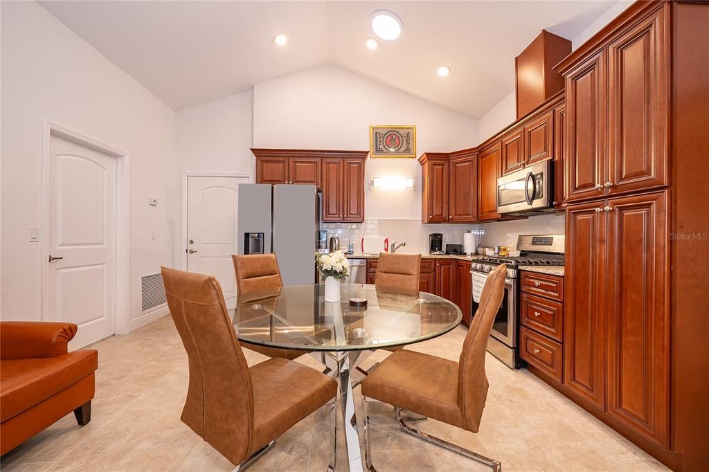 For Sale: $299,900 (2 beds, 2 baths, 1134 Square Feet)