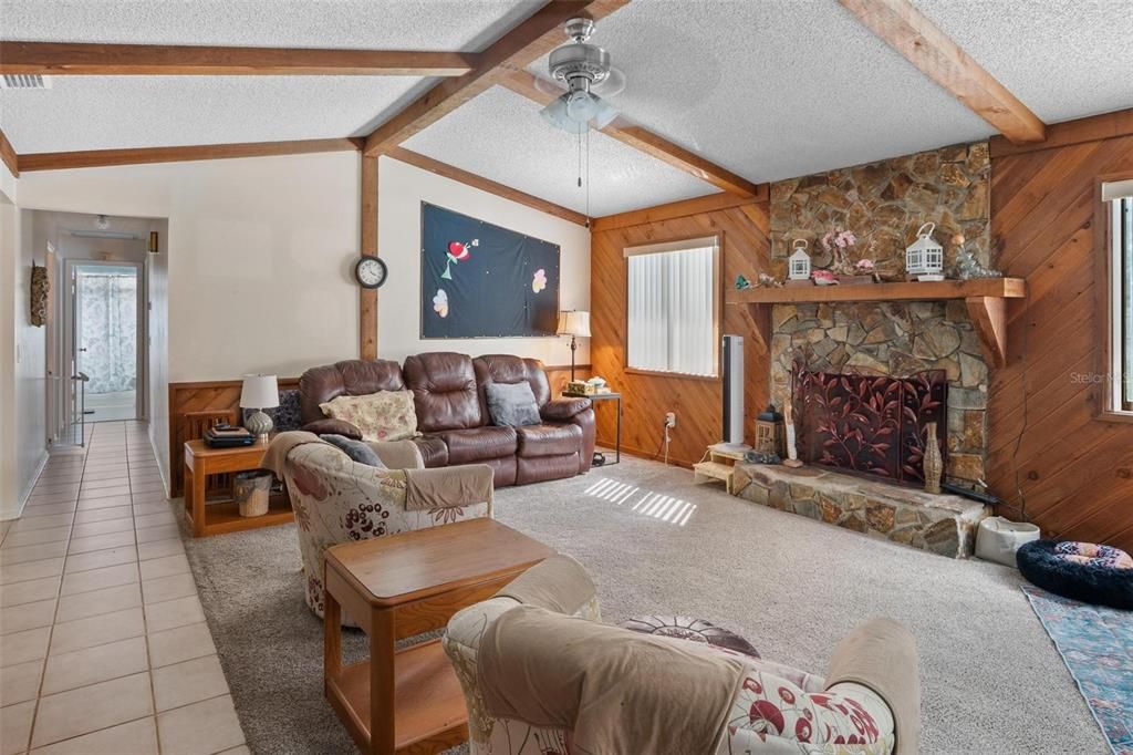 合同活跃: $344,500 (3 贝兹, 2 浴室, 1395 平方英尺)