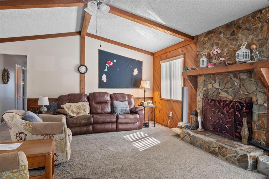 合同活跃: $344,500 (3 贝兹, 2 浴室, 1395 平方英尺)