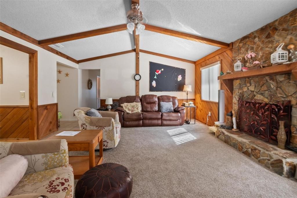 合同活跃: $344,500 (3 贝兹, 2 浴室, 1395 平方英尺)