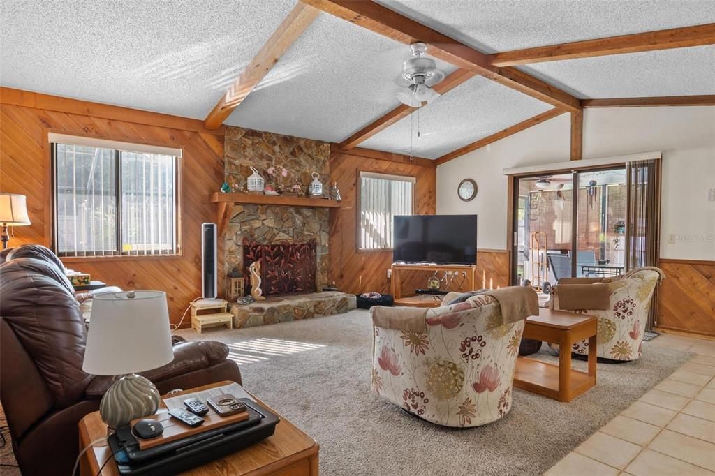 合同活跃: $344,500 (3 贝兹, 2 浴室, 1395 平方英尺)