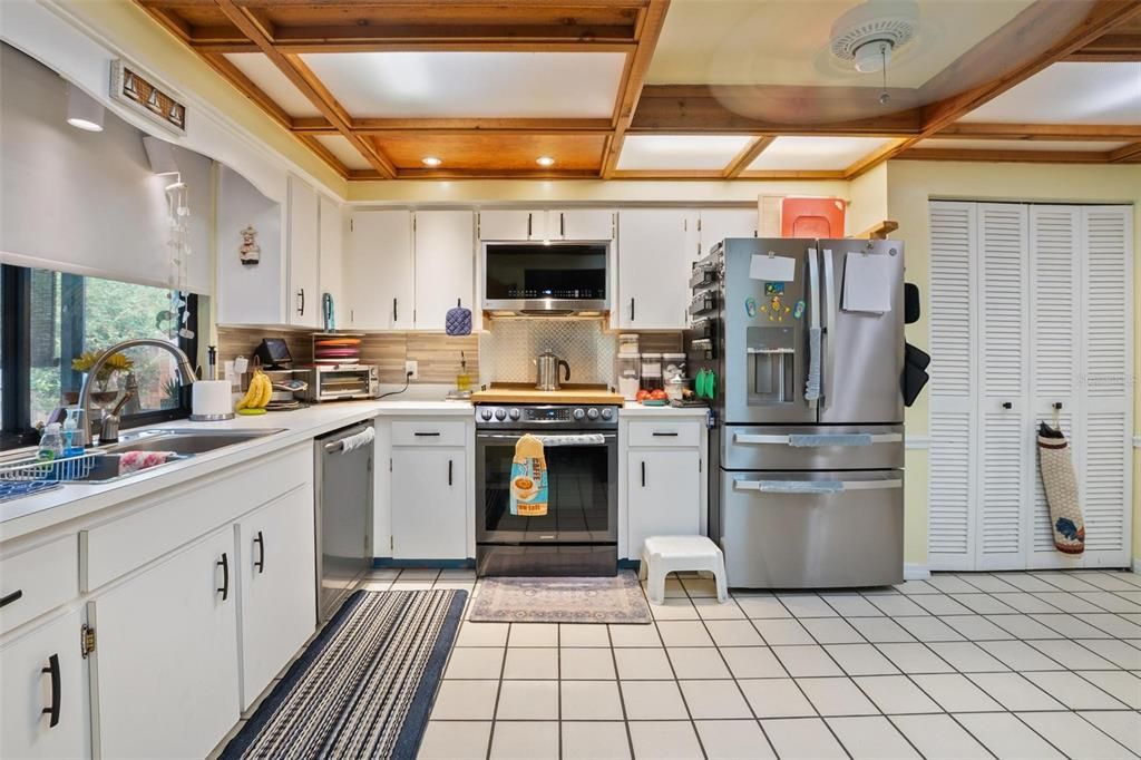 合同活跃: $344,500 (3 贝兹, 2 浴室, 1395 平方英尺)