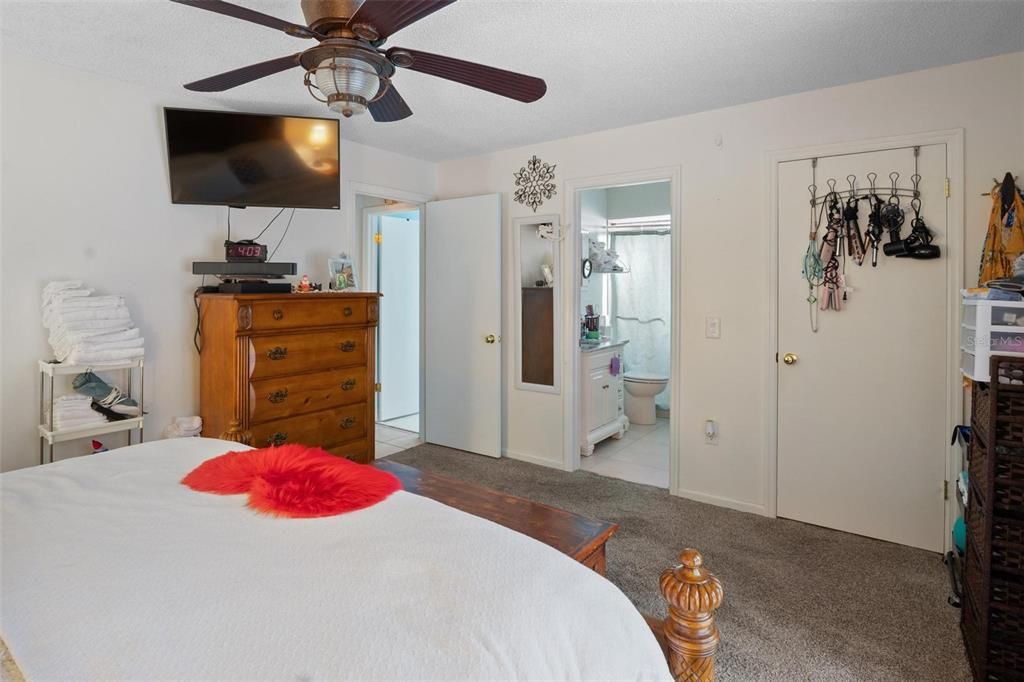 合同活跃: $344,500 (3 贝兹, 2 浴室, 1395 平方英尺)