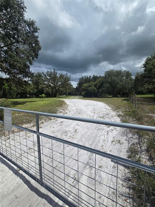 待售: $370,000 (5.19 acres)