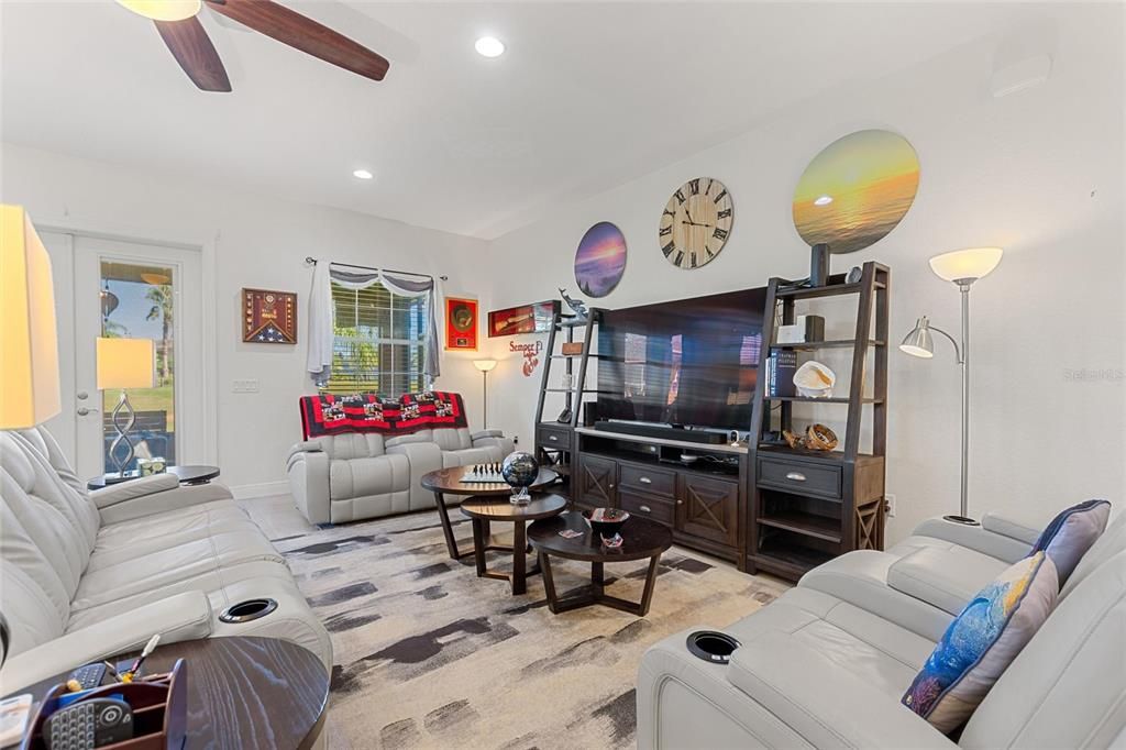 На продажу: $569,000 (2 спален, 2 ванн, 1868 Квадратных фут)