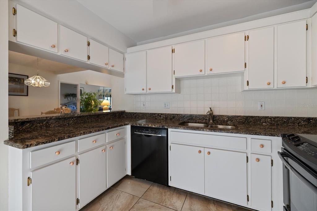 待售: $295,000 (2 贝兹, 2 浴室, 1031 平方英尺)